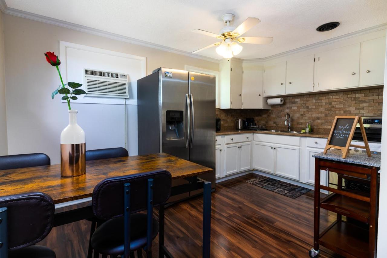 Large 7br,4ba, Short Walk To Holiday home Niagara Falls
